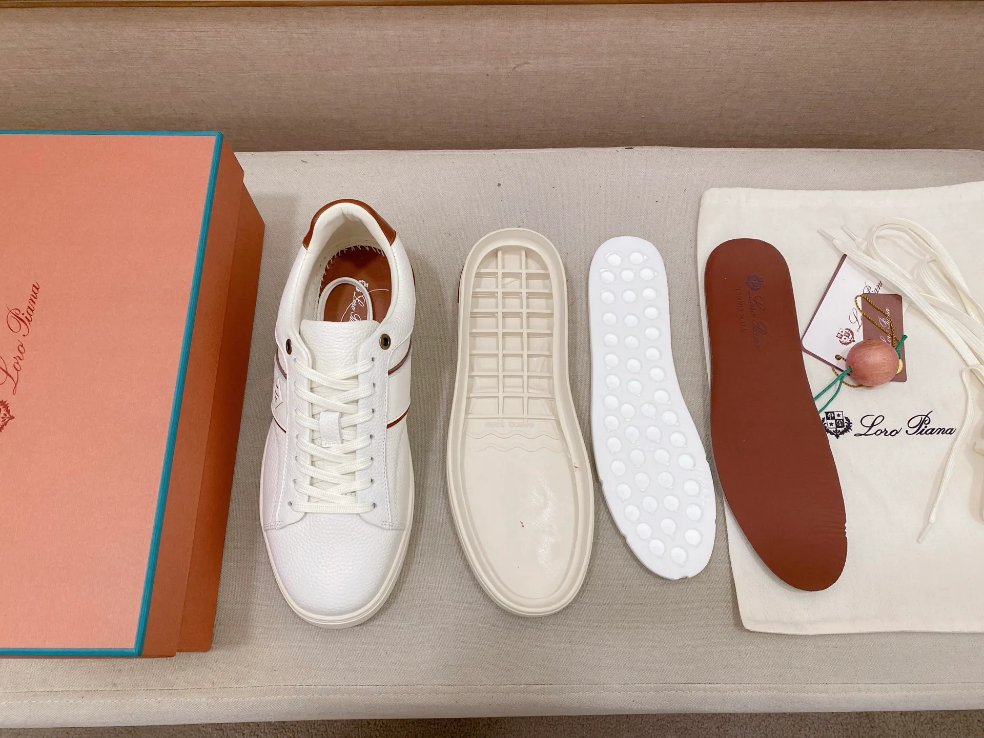 Men's shoes💰: 580💰🔥𝐥𝐨𝐫𝐨 𝐏𝐢𝐚𝐧𝐚 lp classic loafers, an Italian treasure brand, the only brand that can match Hermès! Only after wearing it do we realize that we can’t live up to our feet. The upper is made of imported first-layer cowhide with breathable fly-knit fabric, water-dyed cowhide foot pads, and the official original glass rubber outsole and pendant. Exclusive original packaging (tag ➕ brand paper ➕ outer box ➕ hand bag) code number: 38-44. Can be customized 45-46